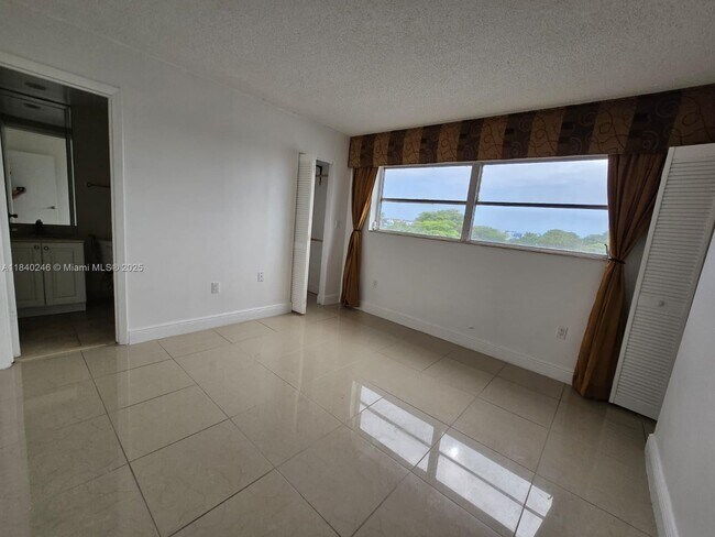 Building Photo - 9351 Fontainebleau Blvd