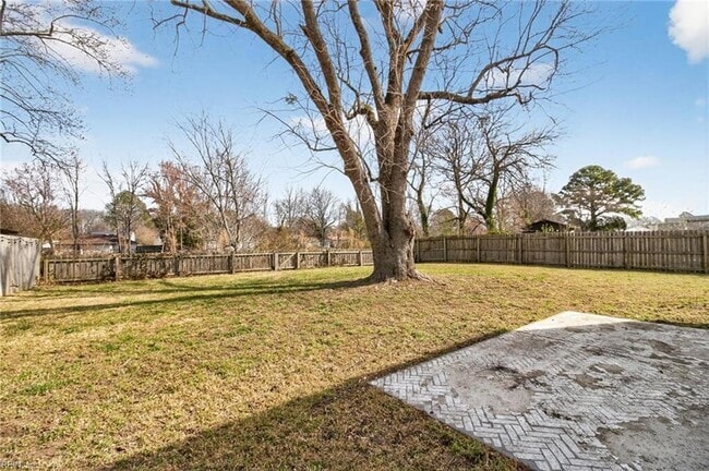 Building Photo - 3016 Aaron Dr