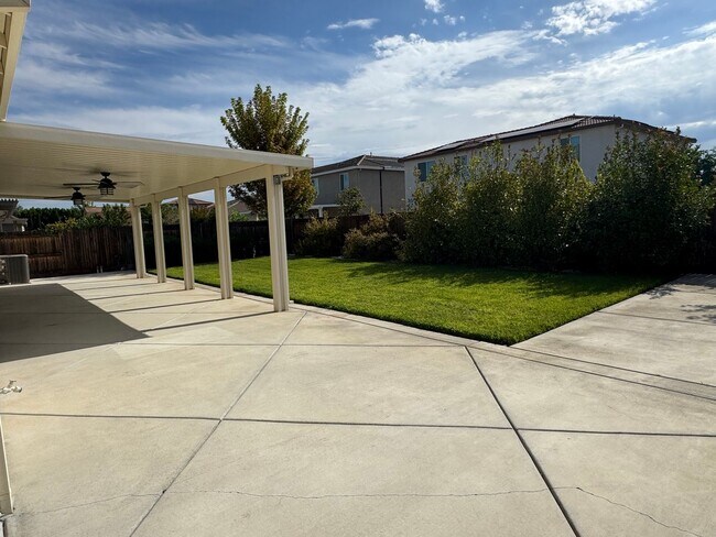 Building Photo - Nice Roseville home with RV access