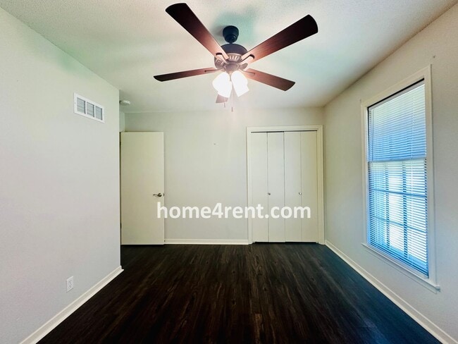 Building Photo - Updated Kitchen w/ Granite Counters, Subway Tile, SS Appliances