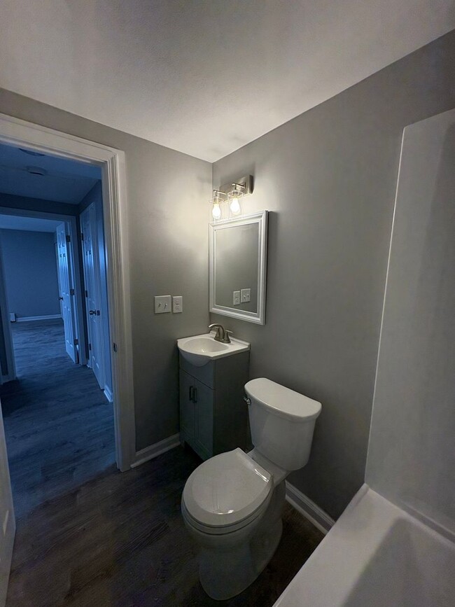 Building Photo - Completely remodeled 2 Bedroom Apartment in Bellevue with private Balcony!