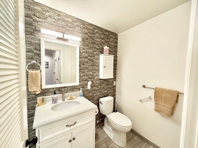 Building Photo - Surfside III / Port Hueneme / 1 bedroom on the 2nd floor with Oceanviews!