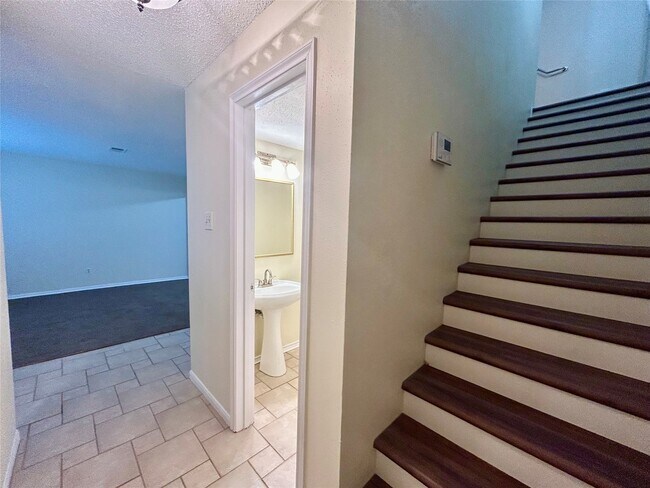 Building Photo - 2456 Country Club Dr