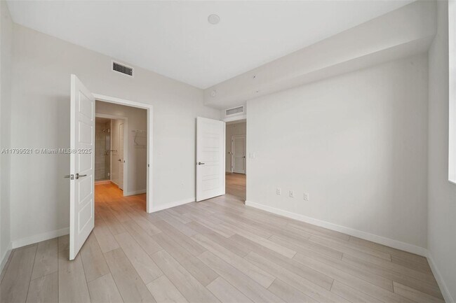 Building Photo - 555 NE 8th St