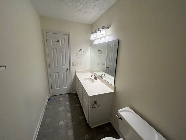 Building Photo - 208 Charles Towne Ct