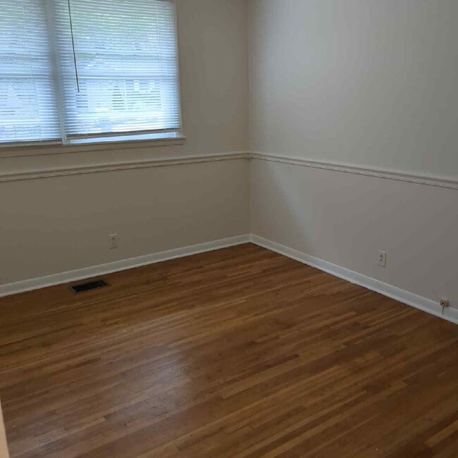 Building Photo - 493 Westcrest Dr