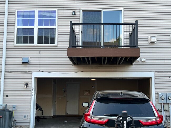 Building Photo - 7866 Old Carriage Ct