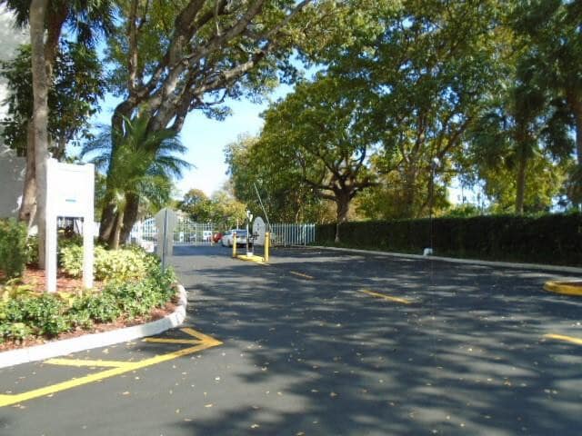 Building Photo - 1800 N Andrews Ave