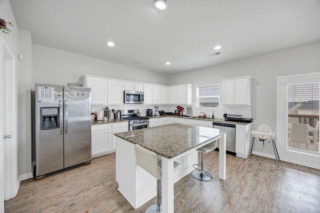 Building Photo - 300 Barony Pl Dr
