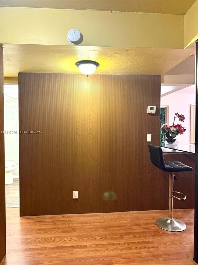 Building Photo - 2841 Somerset Dr