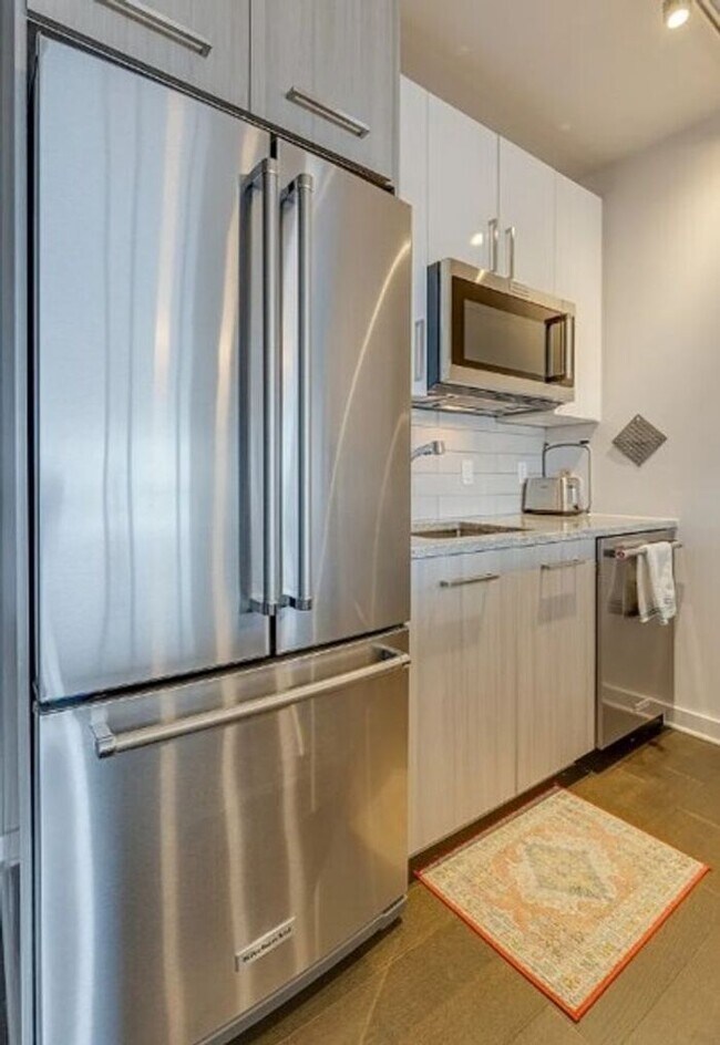 Building Photo - Highrise Condo in the Heart of Music City!