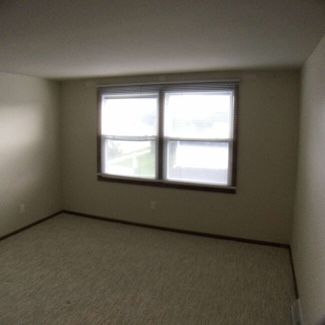 Building Photo - 201 W Oak St