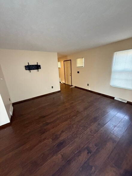 Building Photo - 1042 Ansel Rd