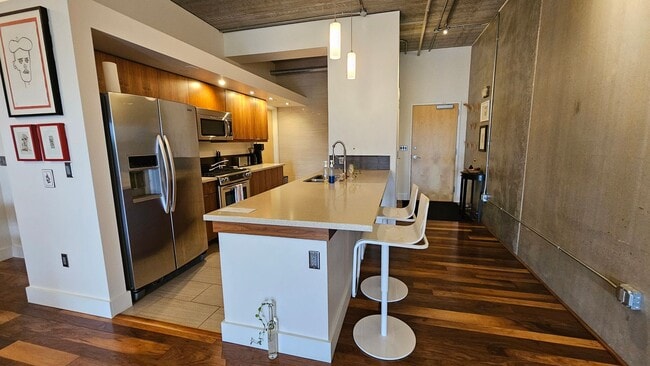 Building Photo - Incredible Top-Floor 1BR with Skyline View...
