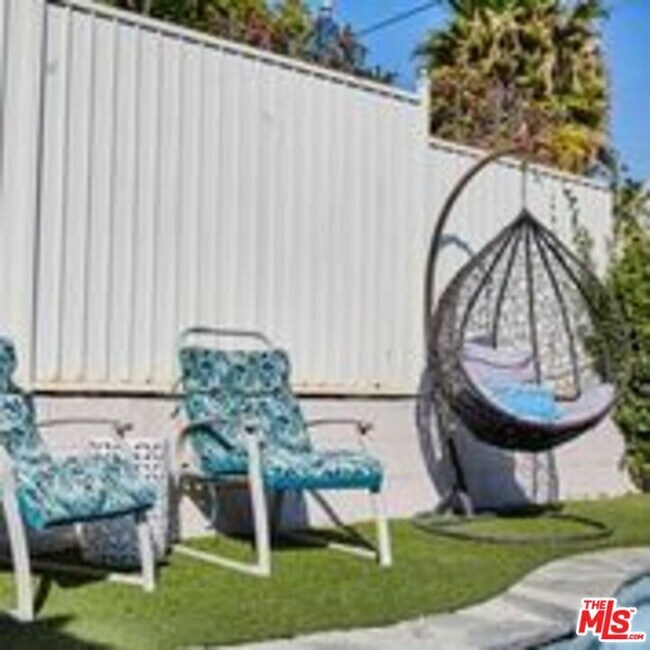 Building Photo - 446 S Almont Dr