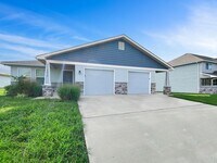 Building Photo - Charming 3BR/2BA Renovated Duplex | Ranch-Style Living in Colonial Gardens