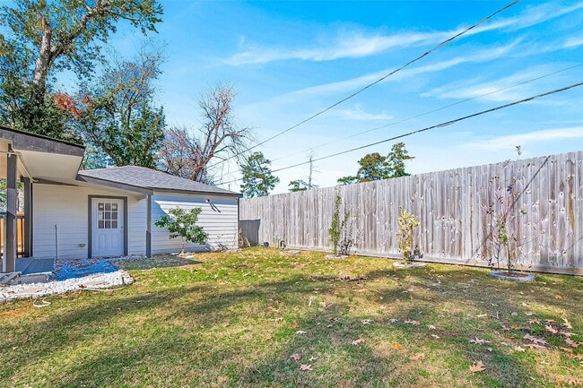 Building Photo - 10054 Cedardale Dr