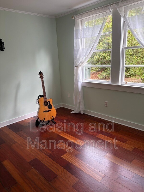Building Photo - 2056 St James Dr