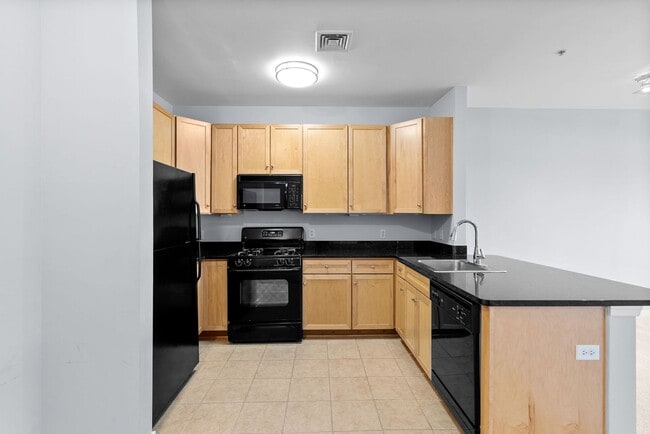 Building Photo - 1 Bed 1 Bath Plus Den - Silver Spring Condo - Garage Parking Space