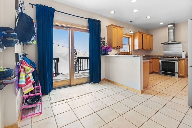 Building Photo - Spacious 6-bedroom, 4.5-bathroom home is i...