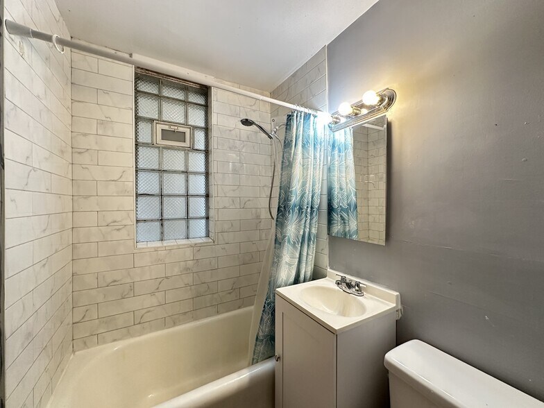 Building Photo - 3530 N Elston Ave