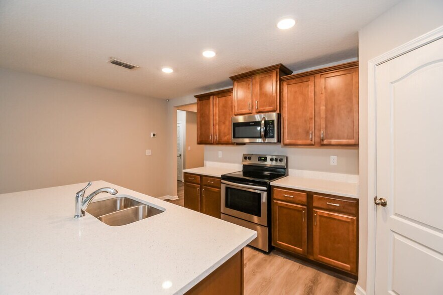 Building Photo - 2035 Pebble Point Dr