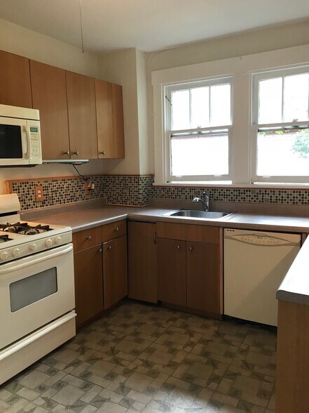 Kitchen - 1033 Macon Ave