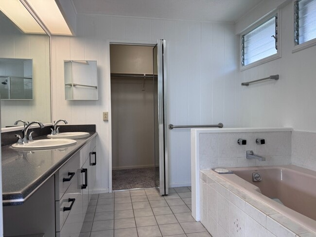 Building Photo - 3br - 3 Bed/2 Bath House with Family Room - Convenient Honolulu Location