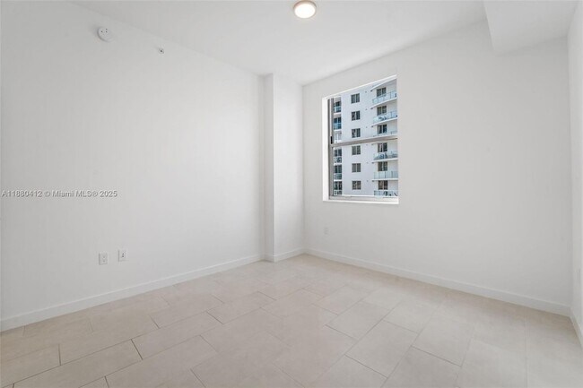 Building Photo - 2150 N Bayshore Dr