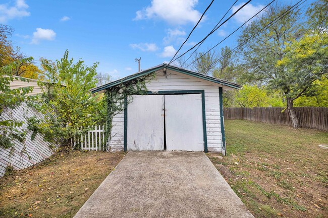 Building Photo - Cutest rental home in Olmos Park!