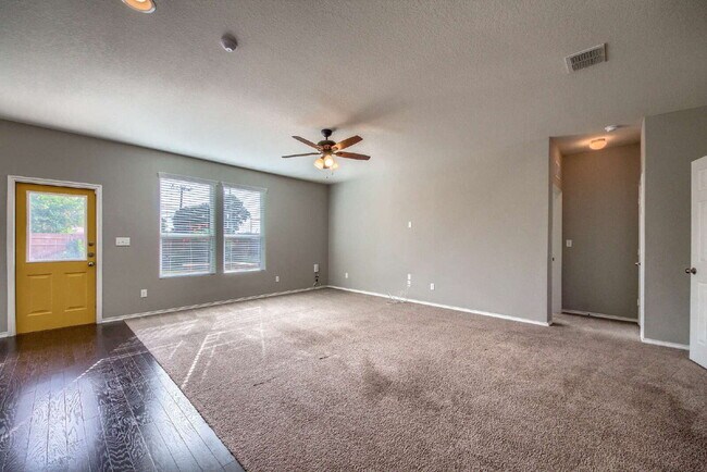 Building Photo - BEAUTIFUL HOME OFFERING 50% OFF 1ST MONTH'S RENT!!