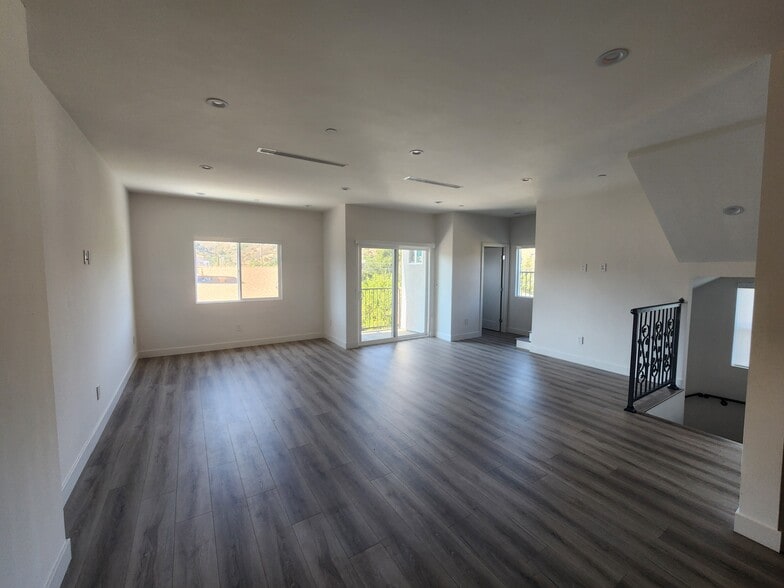 Building Photo - 10146 Fernglen Ave