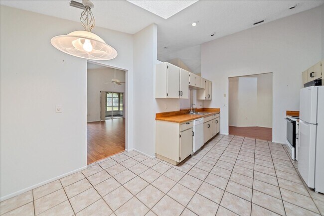 Building Photo - Annual 3 bed 2 bath house with a garage av...