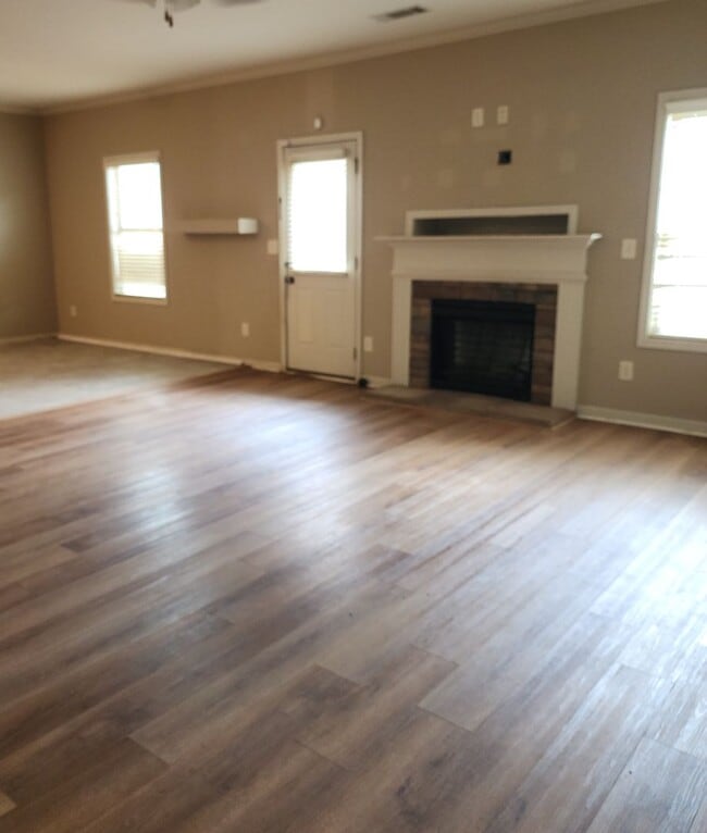 Building Photo - "NEW LOWER PRICE" LOVELY TWO-STORY W/ 5 BEDS, 3 FULL BATHS. LOCATED IN A GREAT NEIGHBORHOOD