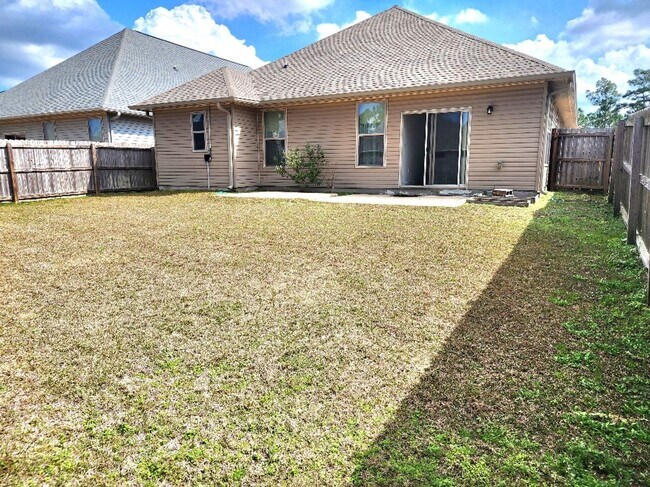 Building Photo - Discover Fine Living in this Captivating 3 Bed/2 Bath Home!