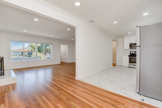 Building Photo - 3 Bedroom House in the Heart of Pacific Be...