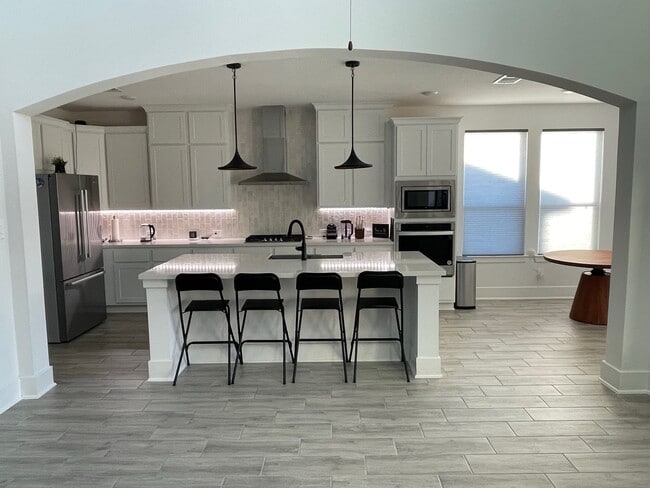 Building Photo - 15623 Roscobie Park Dr