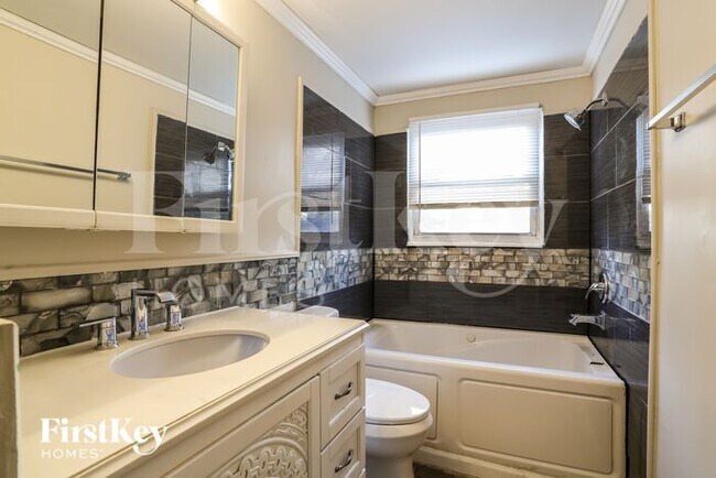 Building Photo - 4609 Paxton Dr S