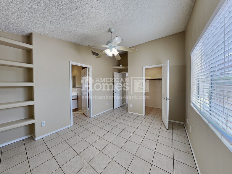 Building Photo - 9050 E Glenmont Dr