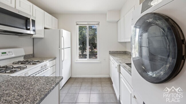 Building Photo - Spacious Condo minutes away from College Park campus