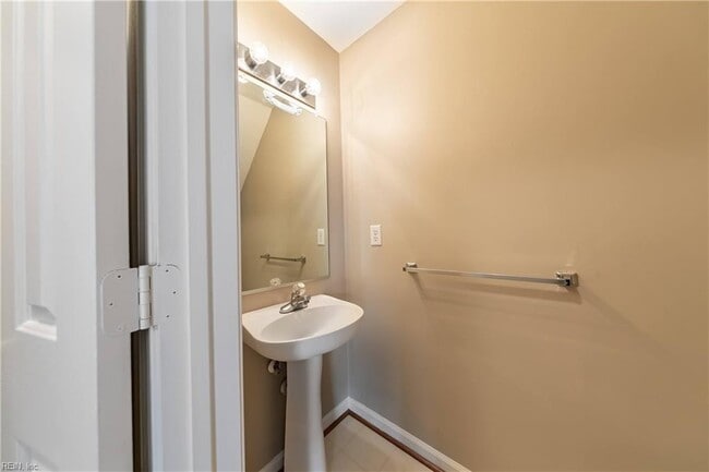 Building Photo - 108 White Cedar Ln