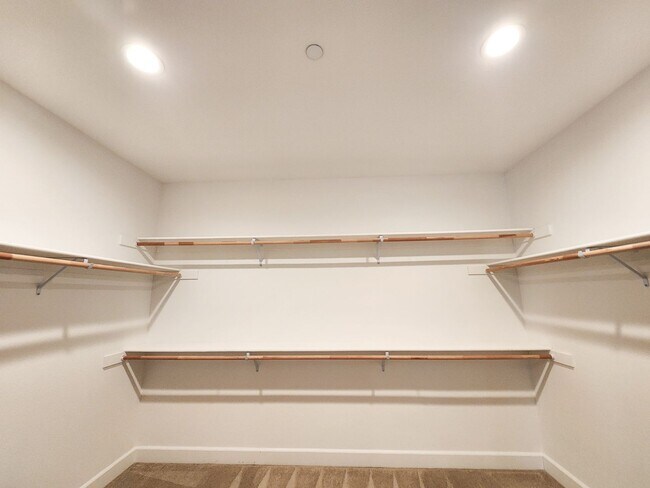 Building Photo - Spacious 5 bedroom house