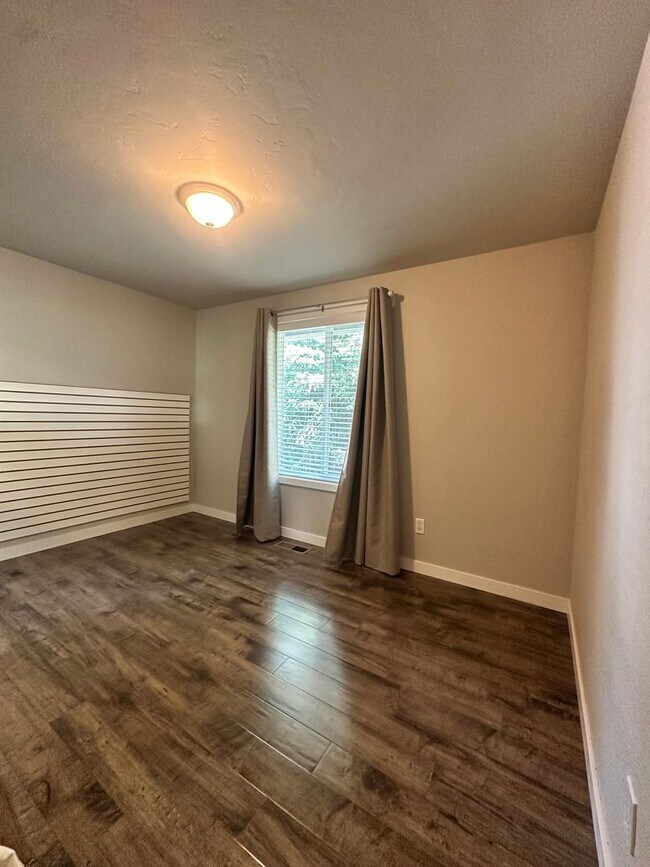 Building Photo - Beautifully Remodeled 3 Bedroom, 2 Bathroom Home – Move-In Ready!
