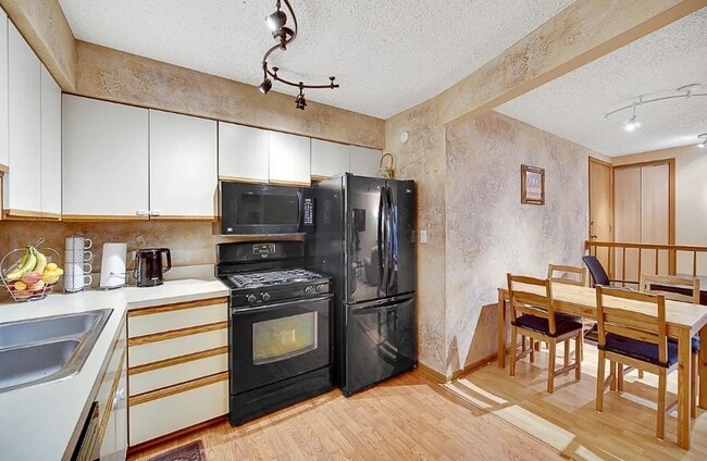 Building Photo - 4 Echo Ct