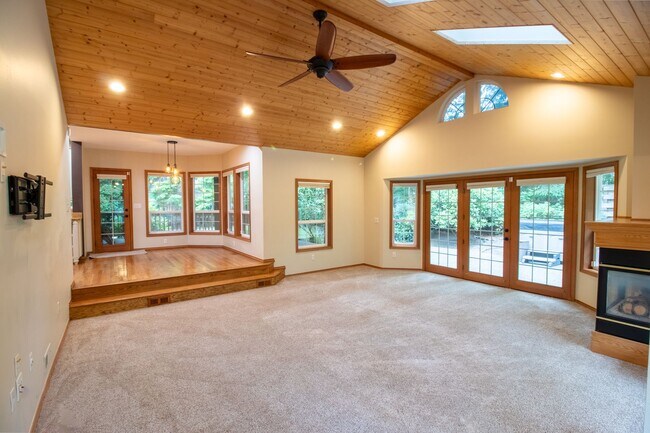 Building Photo - 4bd/2.5ba Redmond Home