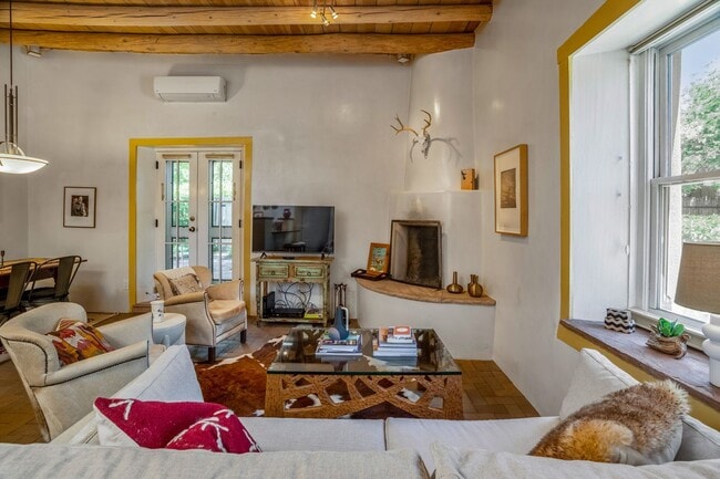 Building Photo - 573 W San Francisco St