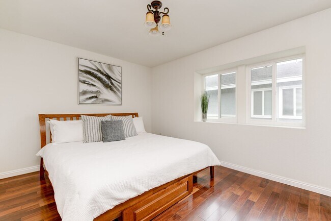 Building Photo - Vacation rental at the beach $2800... or long term $3200 + utilites
