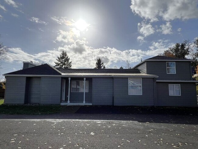 Building Photo - 3Bd/2Ba Two Story House - Available Now!