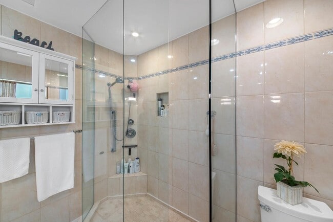 Building Photo - 220 SE 2nd Ave