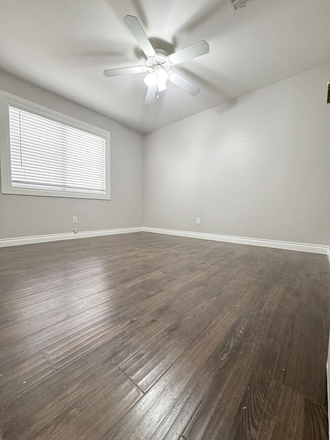 Building Photo - Step into this charming 3-bedroom, 2-bathroom residence in Henderson